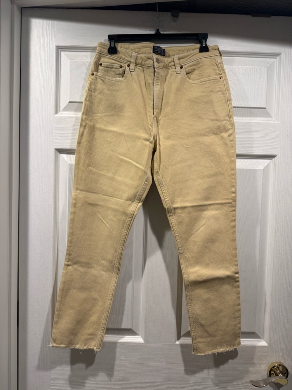 Abercrombie & Fitch Straight Leg Jeans in Light Yellow. Size 10